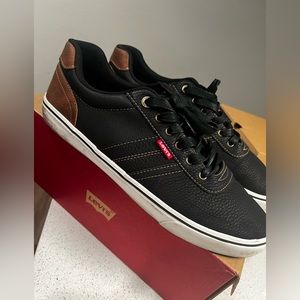 EUC- Men’s Levi Shoes